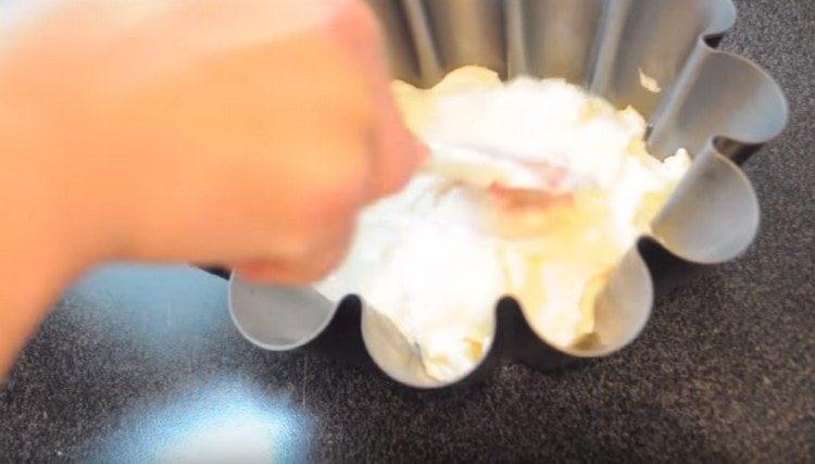 We spread the curd dough in a greased form with vegetable oil and put in the oven.