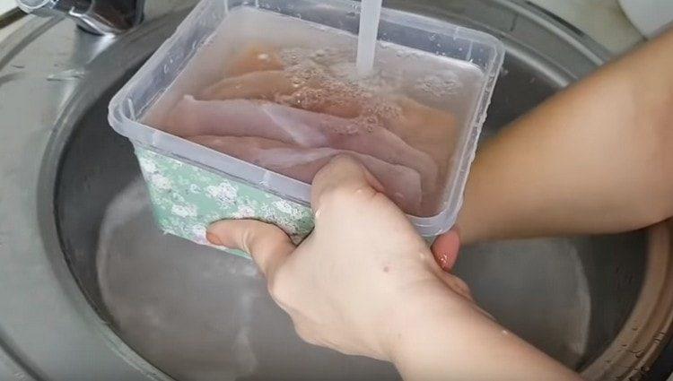 Thoroughly wash the chicken fillet from salt, then soak.