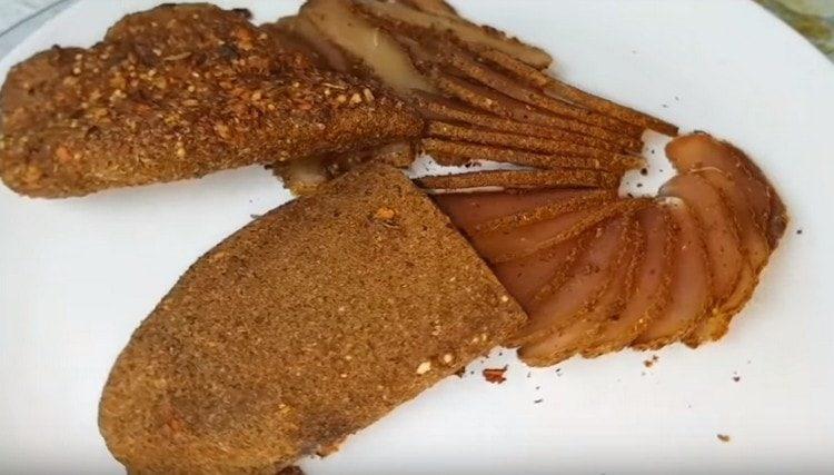 Such a dried chicken breast is an excellent snack.