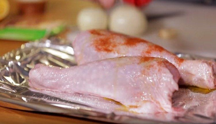 Sprinkle the shins with olive oil, sprinkle with paprika and nutmeg.