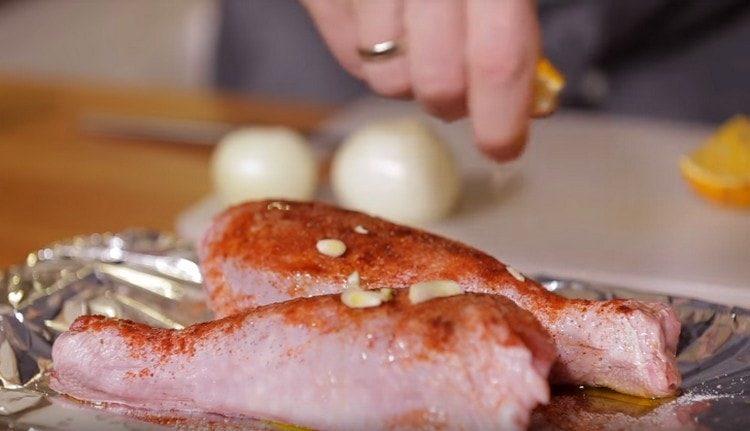 Grind the garlic and spread on poultry meat.