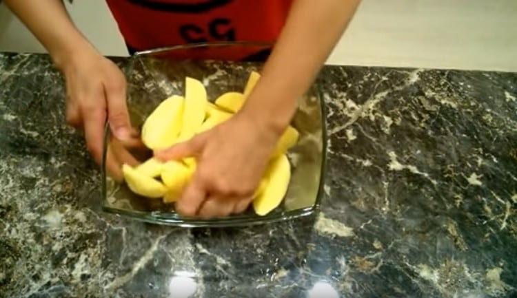 Stir the potatoes so that the oil is well distributed.