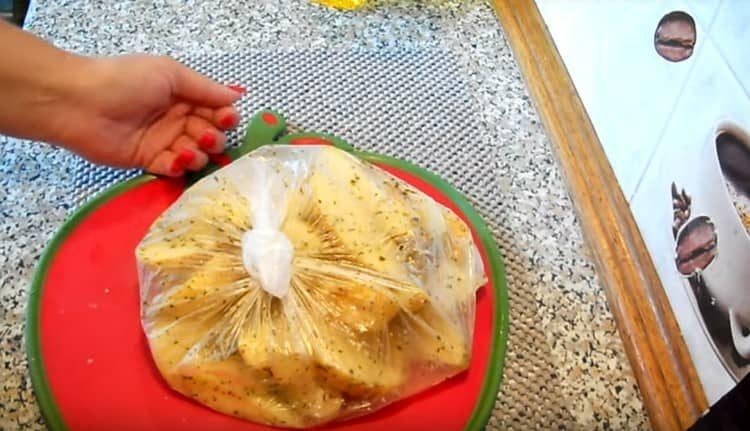 Put the potatoes in a bag and add spices, mix.