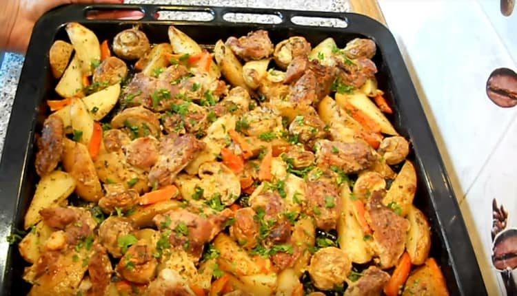 We bake the roast in the oven; when serving, you can sprinkle with finely chopped greens.