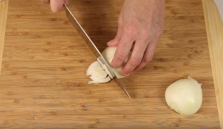 We chop the onion rings, as well as the tomatoes.