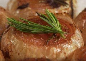 Fragrant baked onion in the oven: cook according to the recipe with a photo.