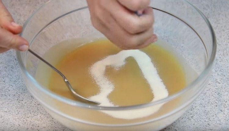 Pour half the gelatin, mix with mashed potatoes.