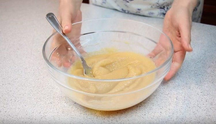 mix the mashed potatoes with the second half of the gelatin and leave it to swell.