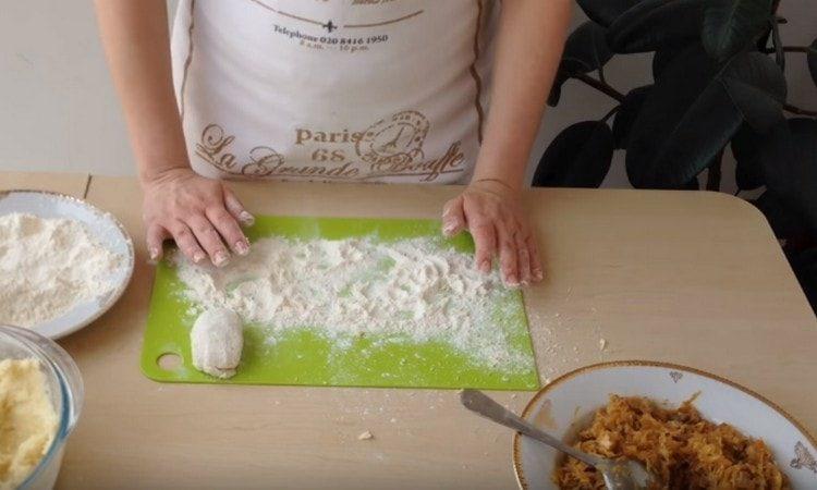 We pinch the edges of the zraza.