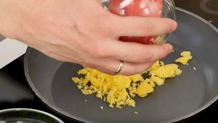 Heat the ghee in a pan.