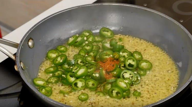 We also add sliced ​​chilli and such wives ground pepper.