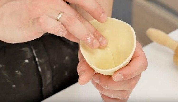 We form kulechek from a piece of tortilla.