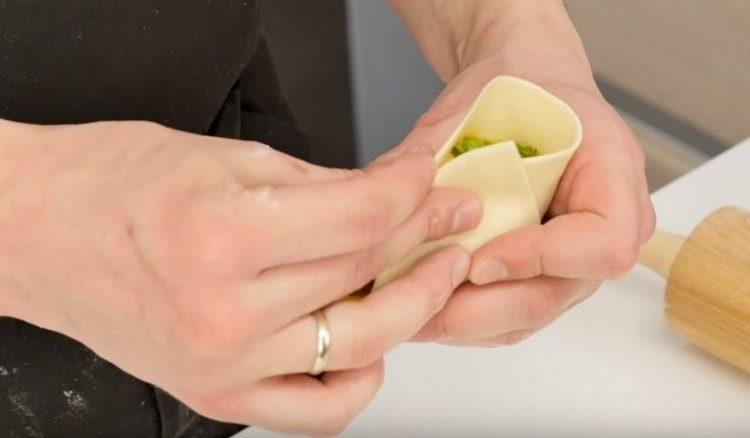 We spread the filling into the dough blank and fasten its edges.