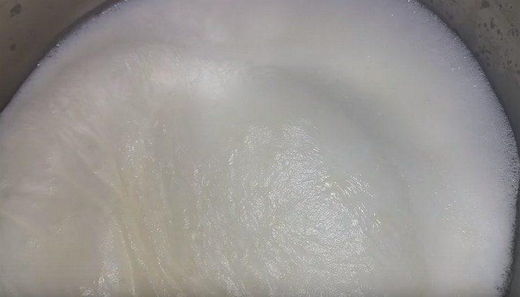 First you need to boil the milk.