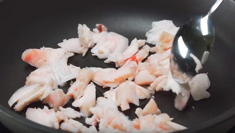 First, fry the fat of the fat in a pan.