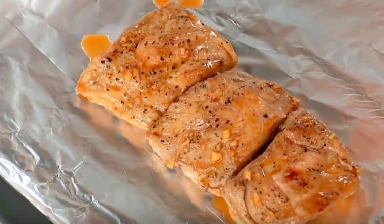 Spread the marinated ribs on a baking sheet covered with foil.