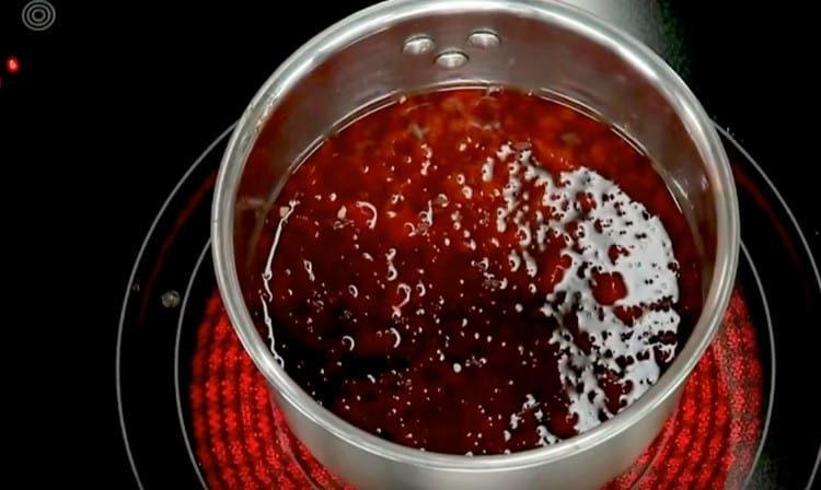 Boil the sauce until smooth.