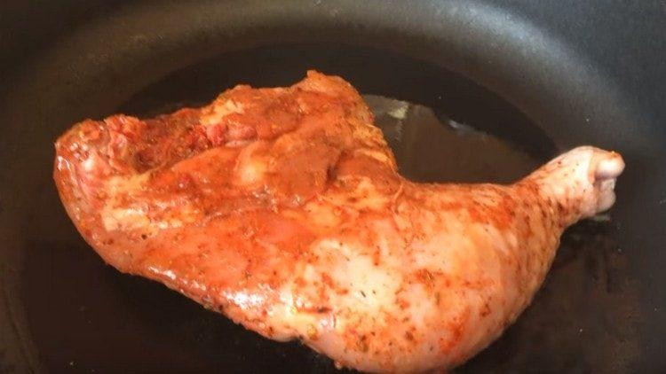 In a frying pan with vegetable oil, fry the legs on one side.