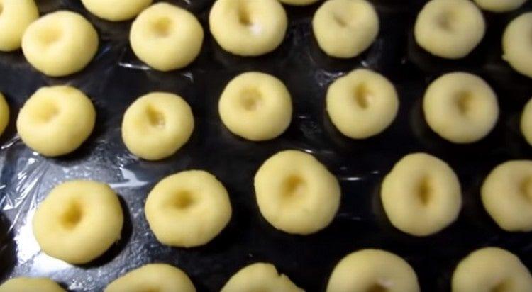 We spread the blanks on the work surface.