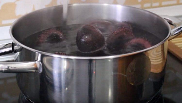 Drop the octopus into the pan completely and cook.