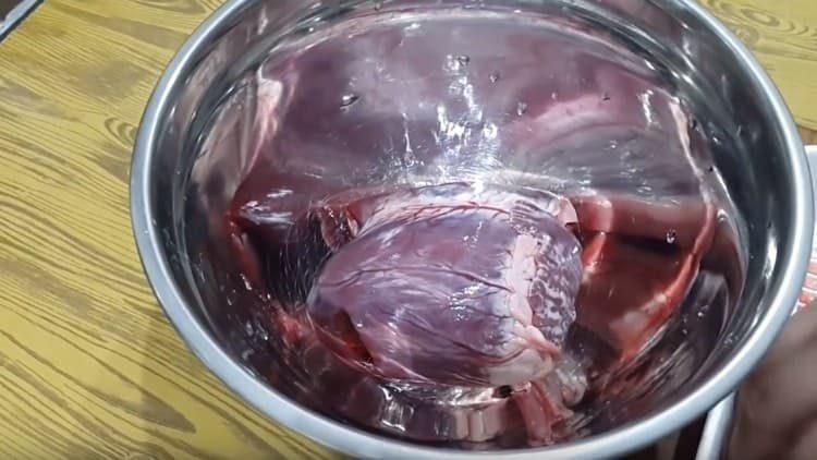 We wash and cut the pork hearts.