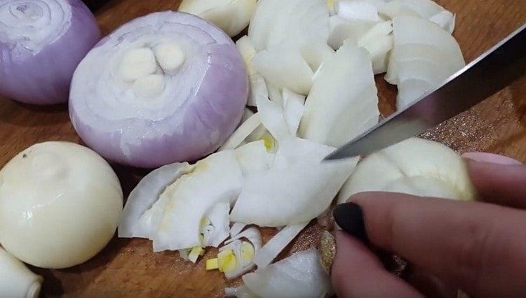 Cut the onion into half rings.