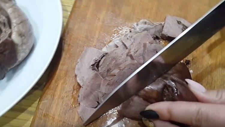 Cut the boiled hearts into slices.