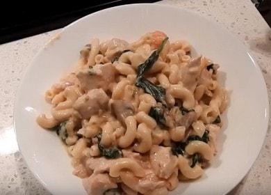 Бон Carbonara with chicken and pasta in a creamy sauce