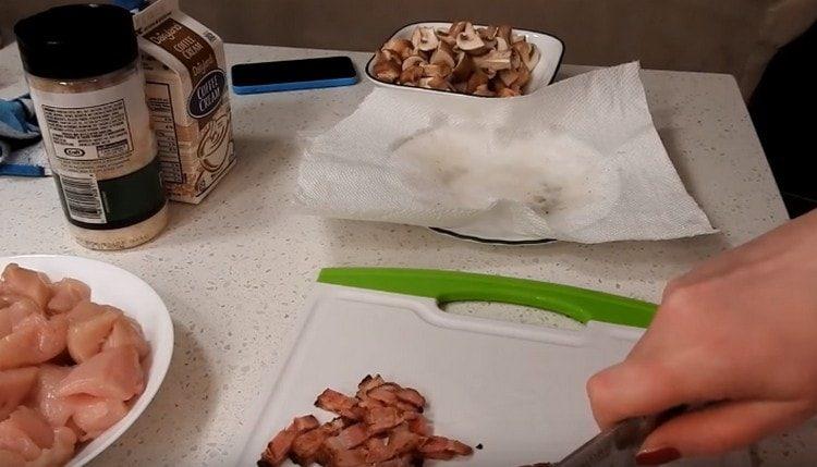 Cut the fried bacon into strips.