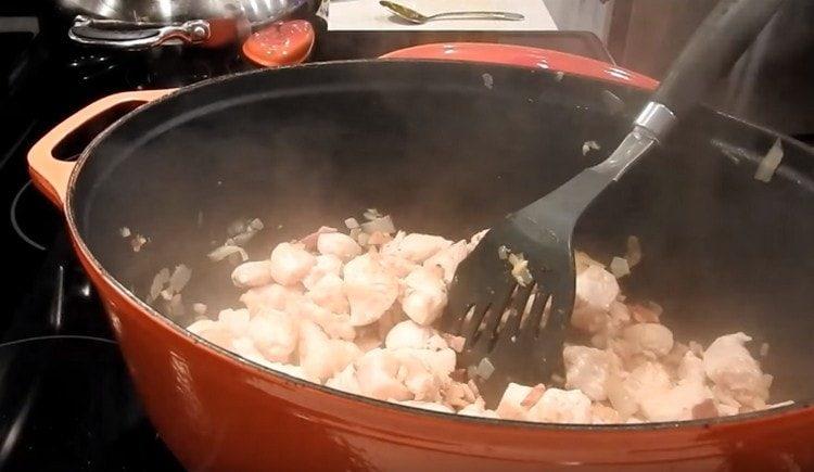 We spread the chicken in the pan.