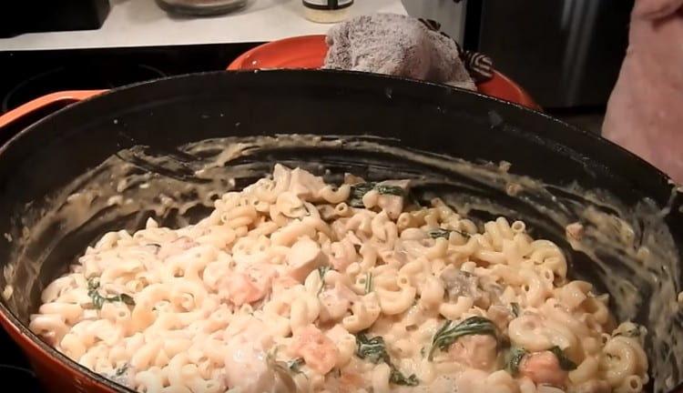 Spread pasta in the sauce.