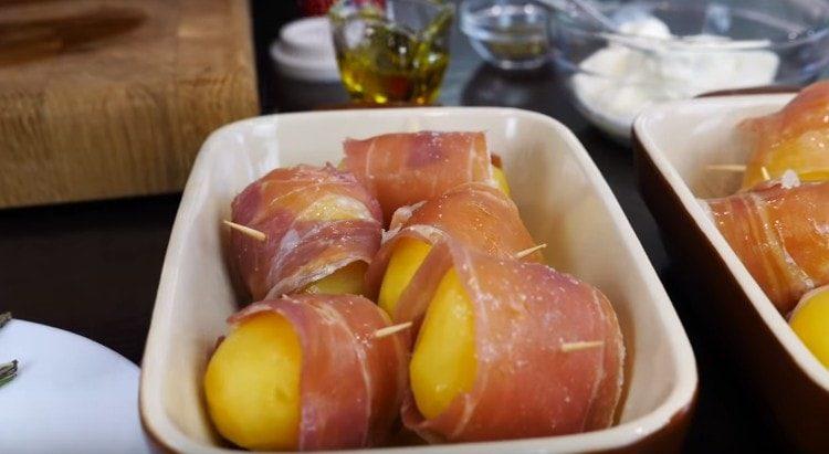 We spread the potatoes in the forms, salt and pepper.