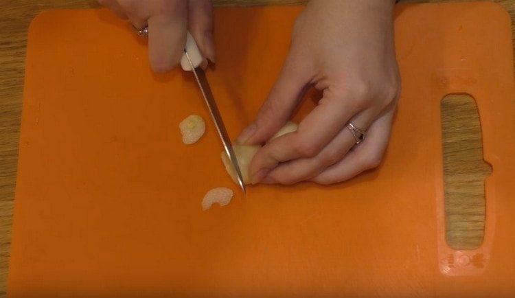 Chop the garlic into thin slices.