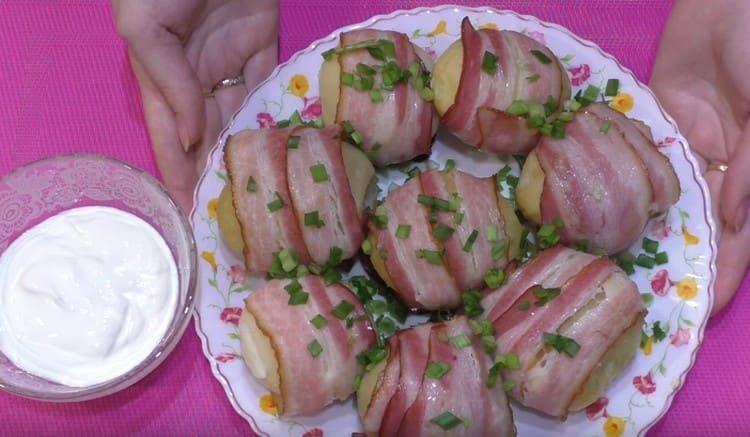 A potato in bacon is just very, very tasty!