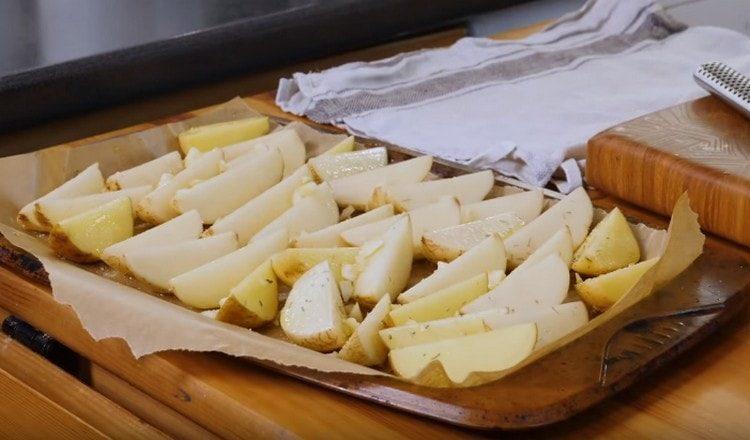 Salt the potatoes, sprinkle with rosemary.