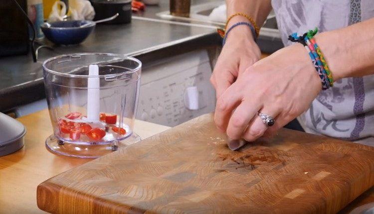Finely chop the garlic, hot pepper and spread in a blender bowl.