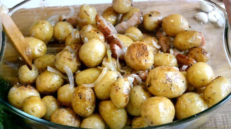 We shift the potatoes into the form.