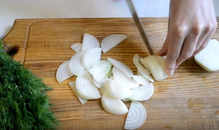 Cut the onion into half rings.