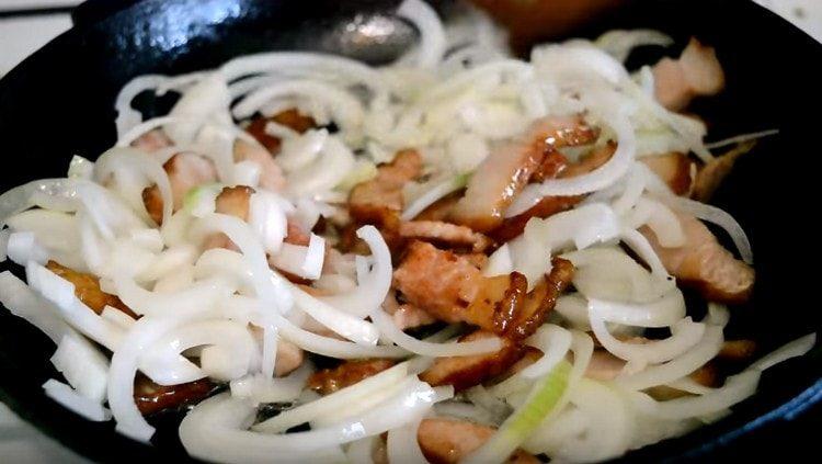 Add the onion in the pan to the brisket.