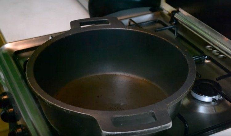 In a thick-walled cauldron, we heat the vegetable oil.