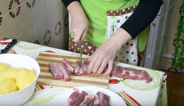 Cut ribs portionwise.