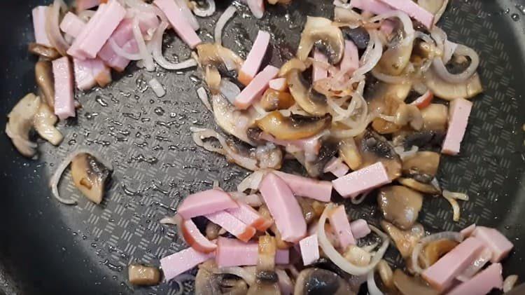 Add the ham to the pan.