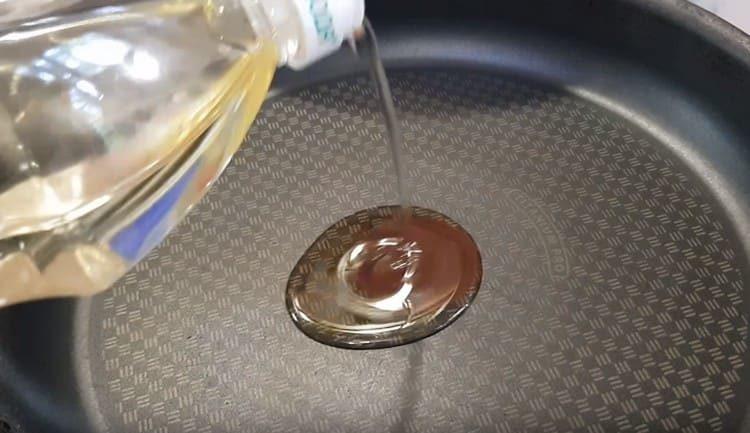heat the pan, pour the vegetable oil.