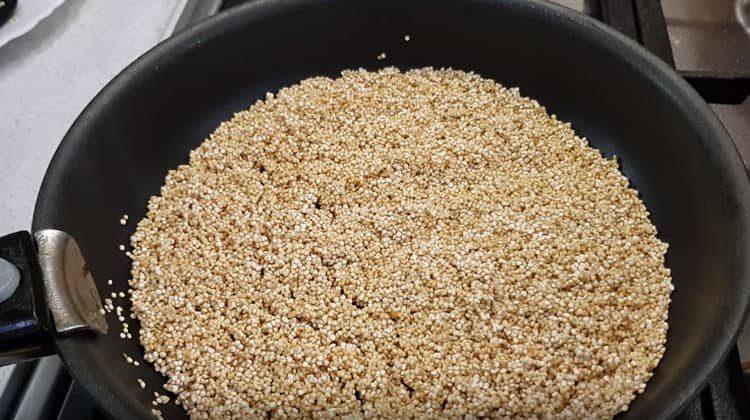 Fry quinoa in a pan.