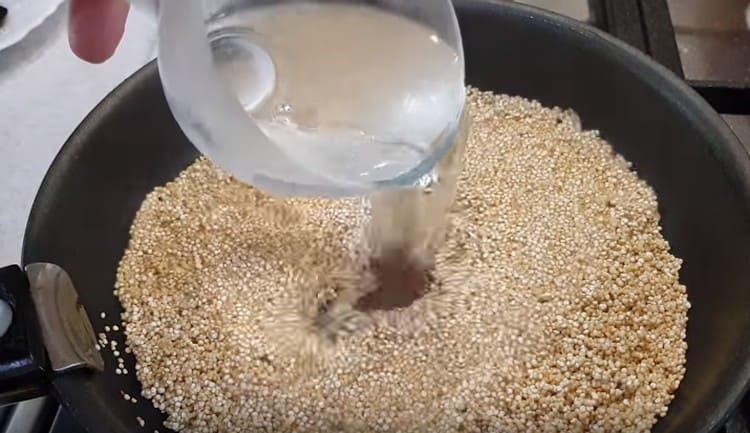 Add water to the pan, salt.