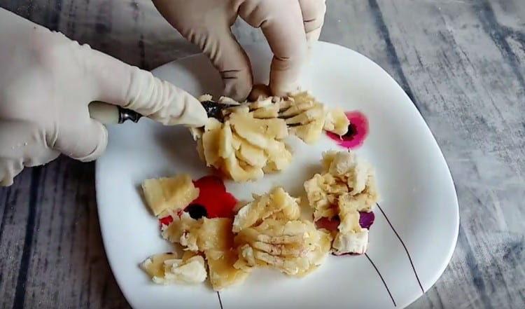 Knead a banana in a gruel with a fork.