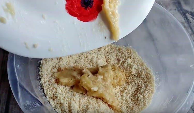 Mix the banana gruel with flour and butter.