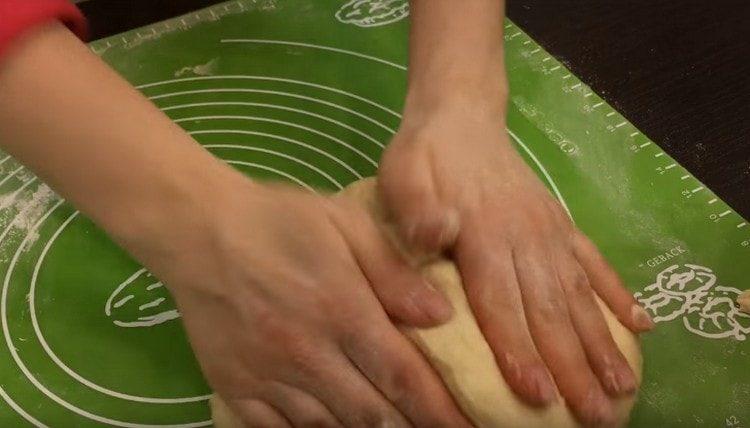 Knead the dough.