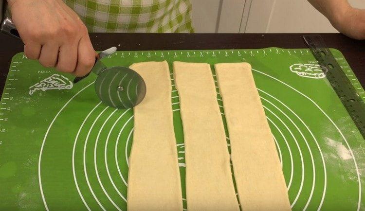 Cut the resulting layer of dough into strips.