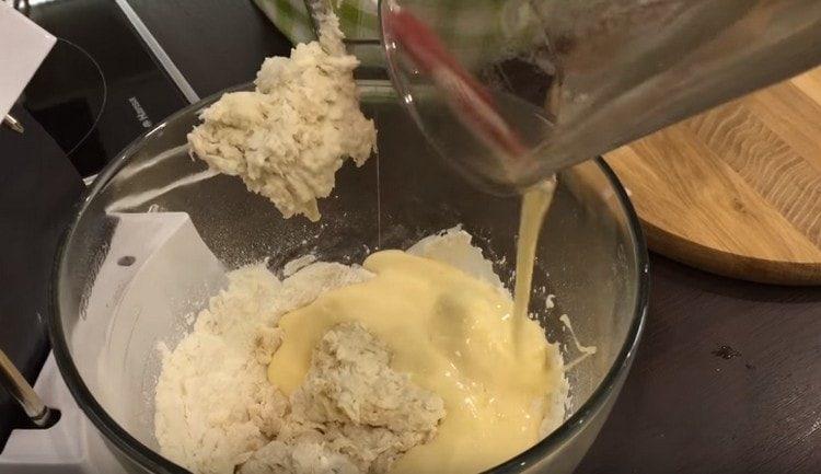 Kneading the dough, introduce beaten eggs into it.